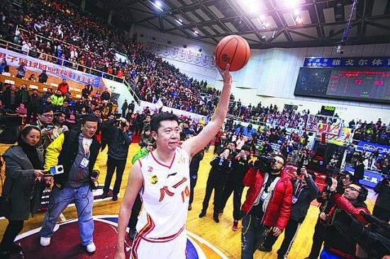 王治郅是中国篮球界进入NBA的第一人，退役后有了新职务(4)