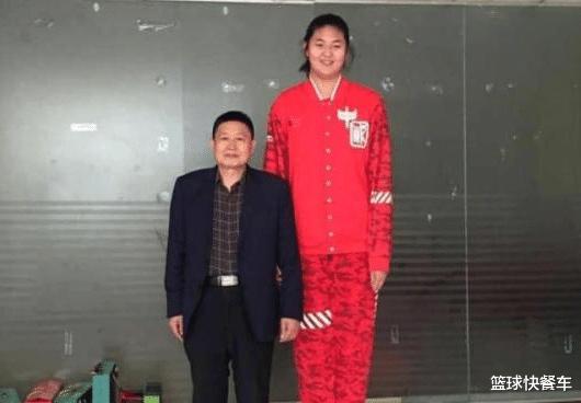 中国篮坛又一天才！13岁身高2米26 未来或联手女周琦？(1)