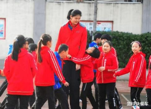 中国篮坛又一天才！13岁身高2米26 未来或联手女周琦？(2)
