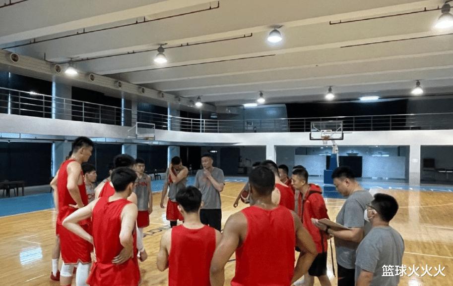 中国男篮抵菲律宾！氛围紧张，全队阴性+防护到位，杜锋监督开练(3)