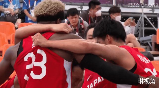 日本男篮21-16中国！保冈龙斗爆发，赛后日本球员疯狂庆祝，胡金秋蹲在地上(3)
