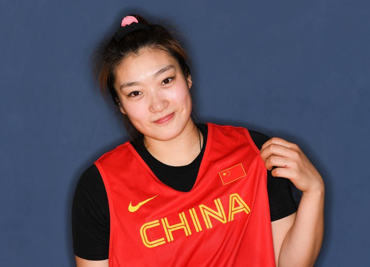 公认的女篮篮球天才李梦，曾场边当众豪放换衣，网友表示太养眼了(1)