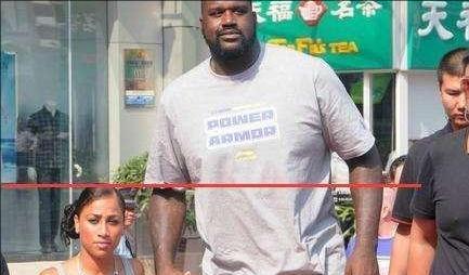 相差20岁！NBA奥尼尔体重近400斤，新女友仅90斤，身高不足1.6米(3)