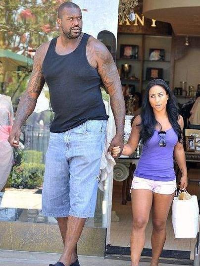 相差20岁！NBA奥尼尔体重近400斤，新女友仅90斤，身高不足1.6米(4)