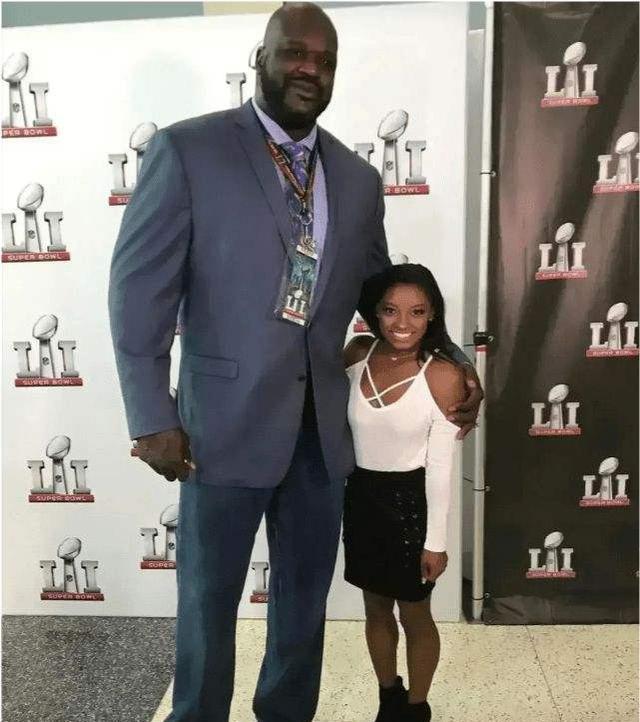 相差20岁！NBA奥尼尔体重近400斤，新女友仅90斤，身高不足1.6米(5)
