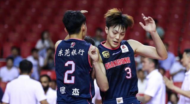 中国男篮三大顶级新秀后卫：姜伟泽表现惊人，但徐杰更适合国家队(1)
