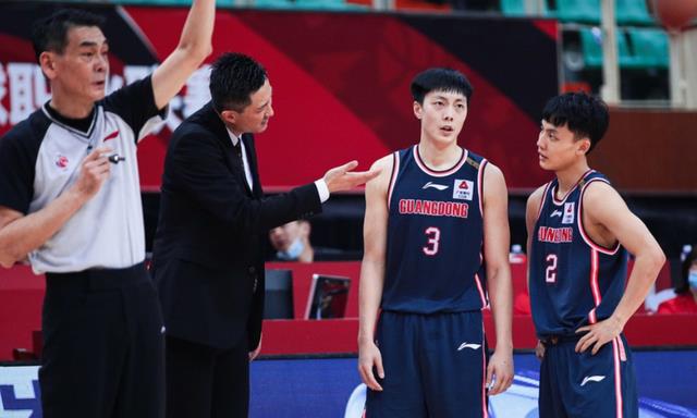 中国男篮三大顶级新秀后卫：姜伟泽表现惊人，但徐杰更适合国家队(2)