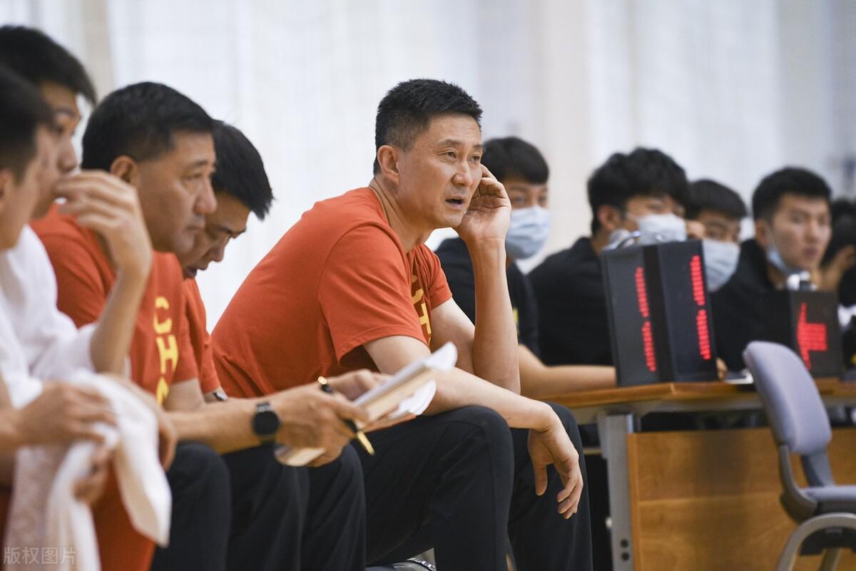 中国男篮世预赛三叉戟或有变，郭艾伦伤病引担忧，杜锋需2选1(1)