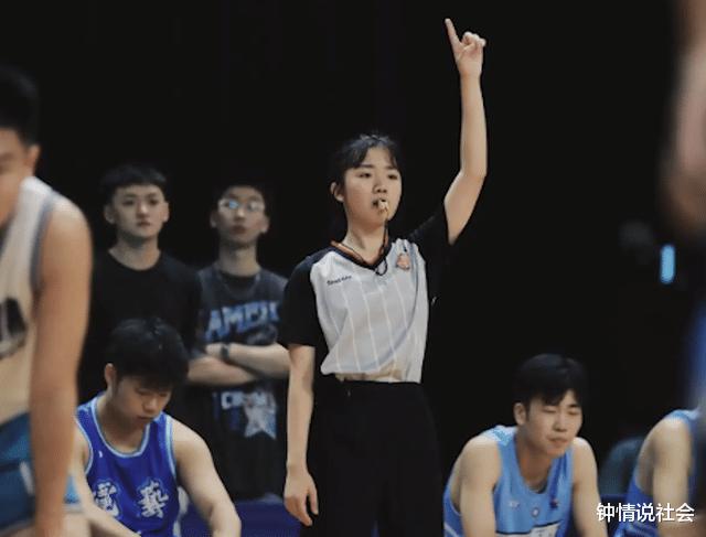 又美又飒！高校女生担任篮球赛裁判员，超霸气惊艳全场！(1)