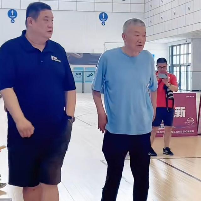 不止巩晓彬，徐长锁与叶鹏现身山东篮球赛事，年轻球员机会来了？(2)