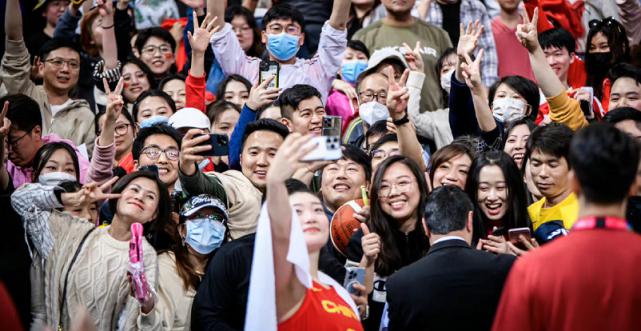 赚翻！中国女篮表现出色，球迷纷纷买票支持，世界杯上座率提升(1)