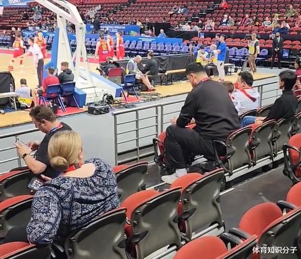 400斤姚明在女篮世界杯“受委屈”！座椅太小挺难受，站着看比赛(3)