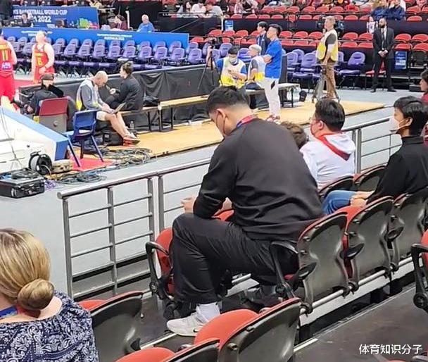 400斤姚明在女篮世界杯“受委屈”！座椅太小挺难受，站着看比赛(5)
