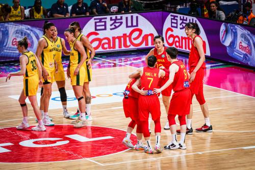 赢了赢了赢了！中国女篮击败东道主澳大利亚 民族品牌百岁山现场闪耀助威(1)
