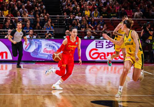 赢了赢了赢了！中国女篮击败东道主澳大利亚 民族品牌百岁山现场闪耀助威(2)