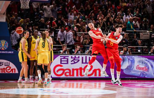 赢了赢了赢了！中国女篮击败东道主澳大利亚 民族品牌百岁山现场闪耀助威(3)