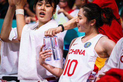 赢了赢了赢了！中国女篮击败东道主澳大利亚 民族品牌百岁山现场闪耀助威(4)