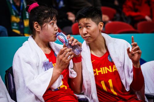 赢了赢了赢了！中国女篮击败东道主澳大利亚 民族品牌百岁山现场闪耀助威(7)