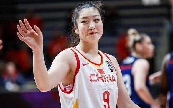 体育总局点名批评，中国女篮李梦遭网络暴力，发烧为啥不能上场？(2)