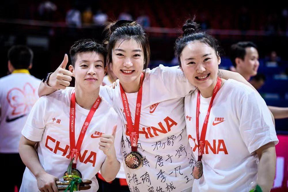 武汉奖300万，女篮球员仅拿100万，落选球员也有份，篮协拿得太多(1)