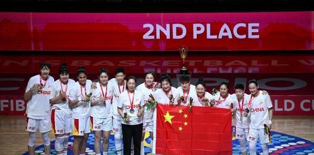 终获FIBA肯定，中国女篮排名上升5位，奉劝男篮打得像个娘们一样！(2)