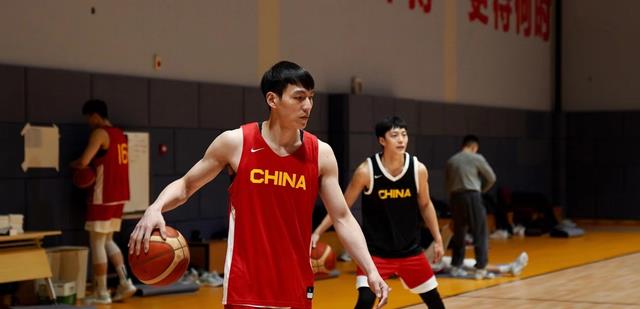 中国男篮与上海比赛结束后，姚明连夜敲定首发五虎，乔帅被架空？(4)