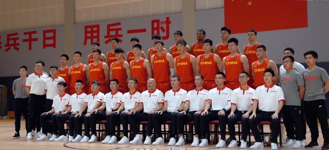 中国男篮名单解析，7后卫竞争激烈，内线三巨头，新帅怎么搭配？(4)