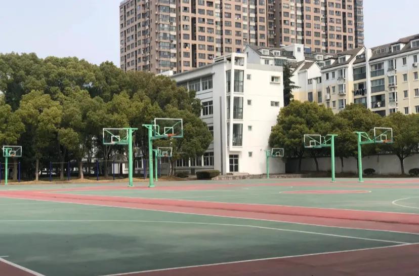校园外的篮球场不够用，校园内的没人打，可惜
学校里16个篮球框，都没人打。

隔(1)