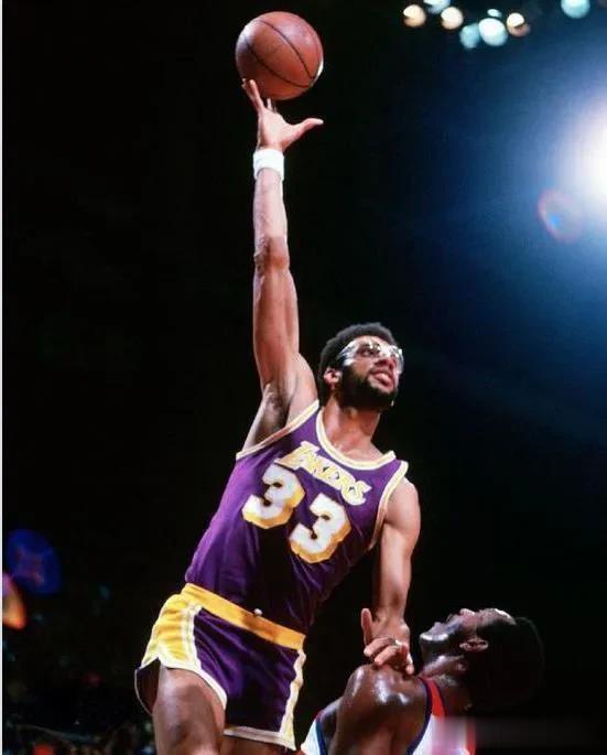 NBA现役球员的心目中历史前五球员


1.飞人---乔丹
2.黑曼巴---科比(3)