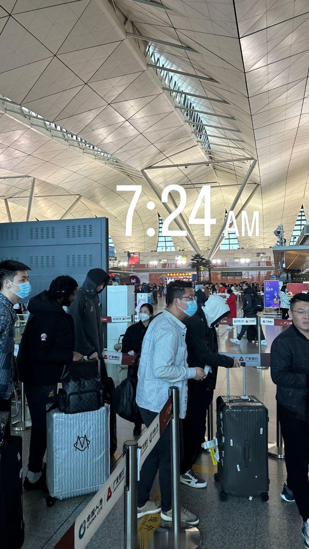 威尔哲晒照，早上7点半浙江广厦就已经在准备赶回杭州了。今天小长假第一天，车站机场(1)