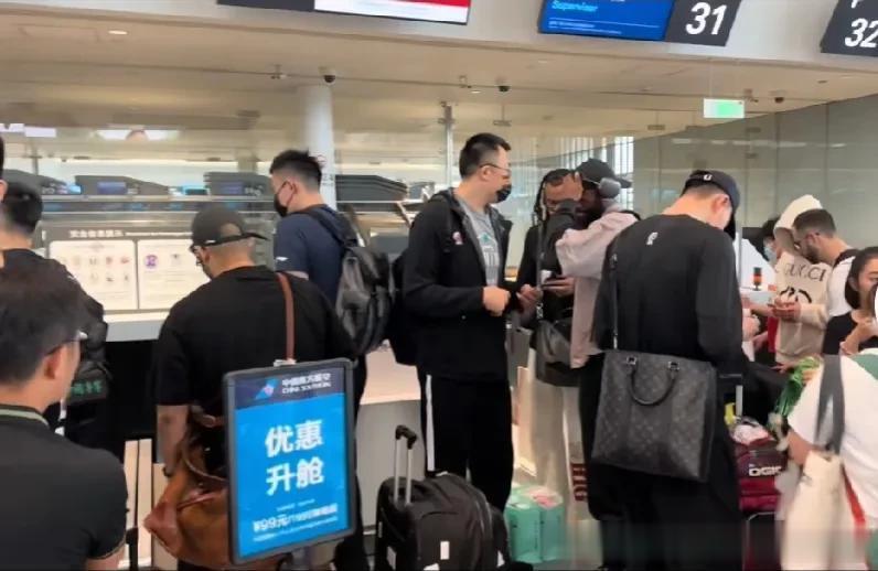 辽宁男篮全队开拔抵达杭州萧山国际机场，大批球迷送行，另一边在沈阳，会有大批球迷接(2)