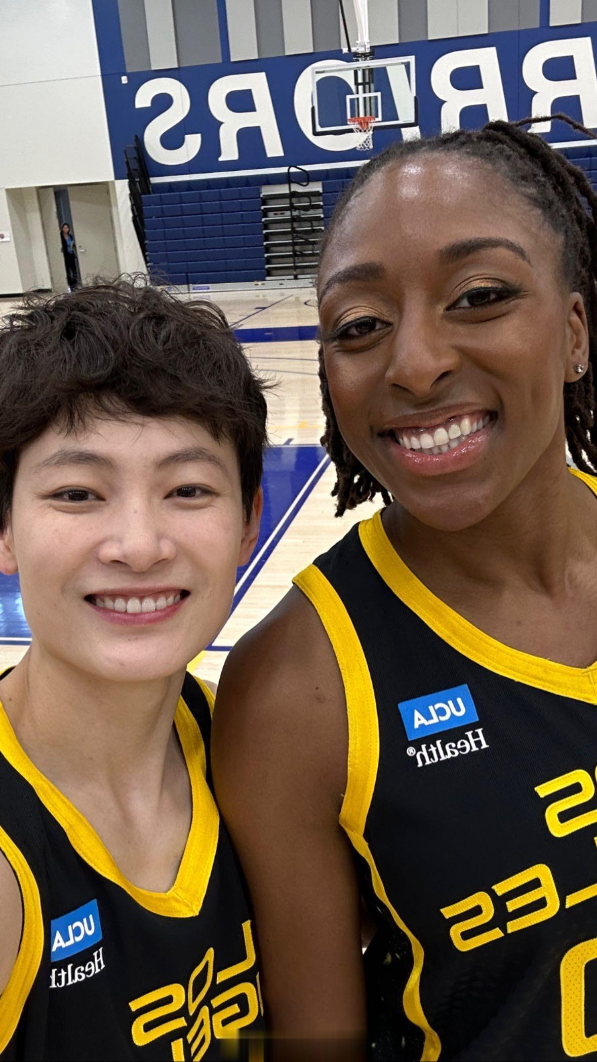 WNBA洛杉矶火花队官拍日，杨力维晒出花絮照，身为中国女篮队长的她，还身披五星红(5)