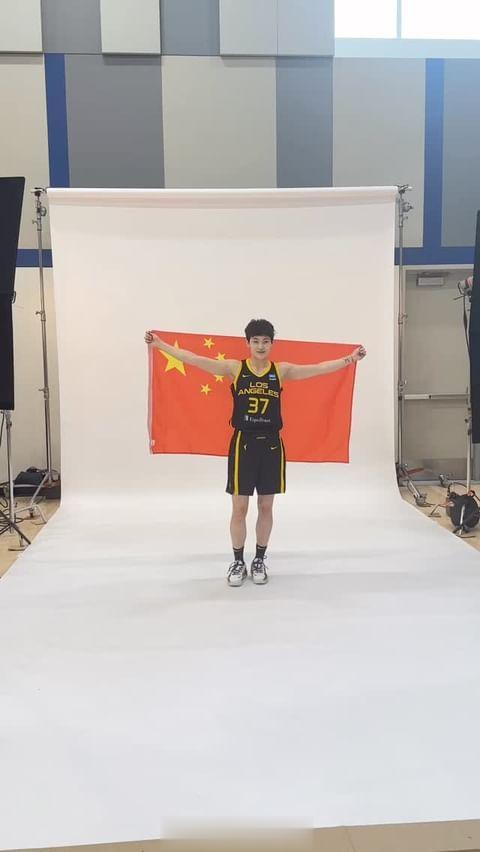 WNBA洛杉矶火花队官拍日，杨力维晒出花絮照，身为中国女篮队长的她，还身披五星红(8)