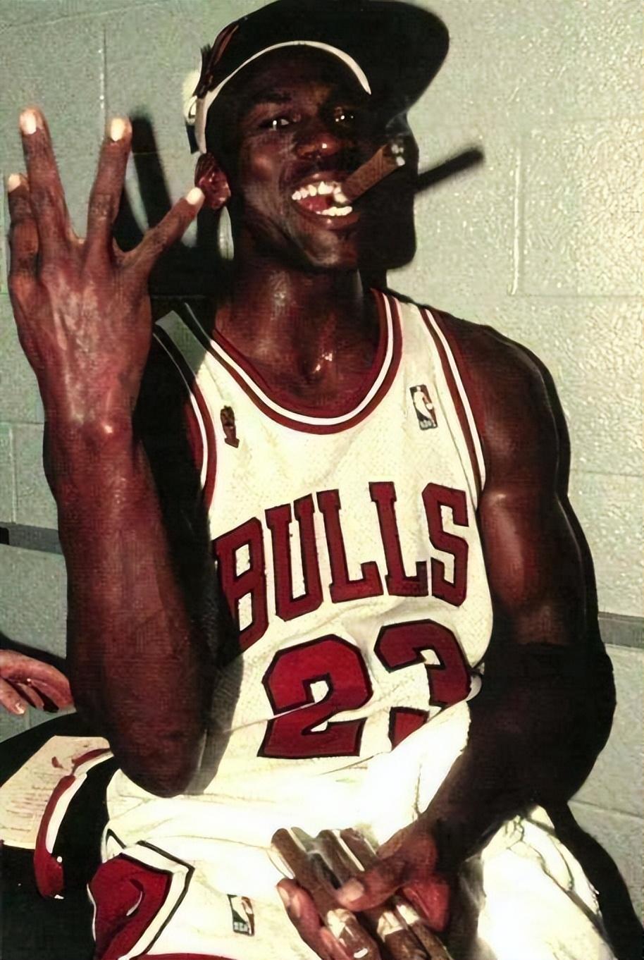 NBA那些离谱的伤病！乔丹抽雪茄剪断手指，一人冰敷睡着直接报销(12)