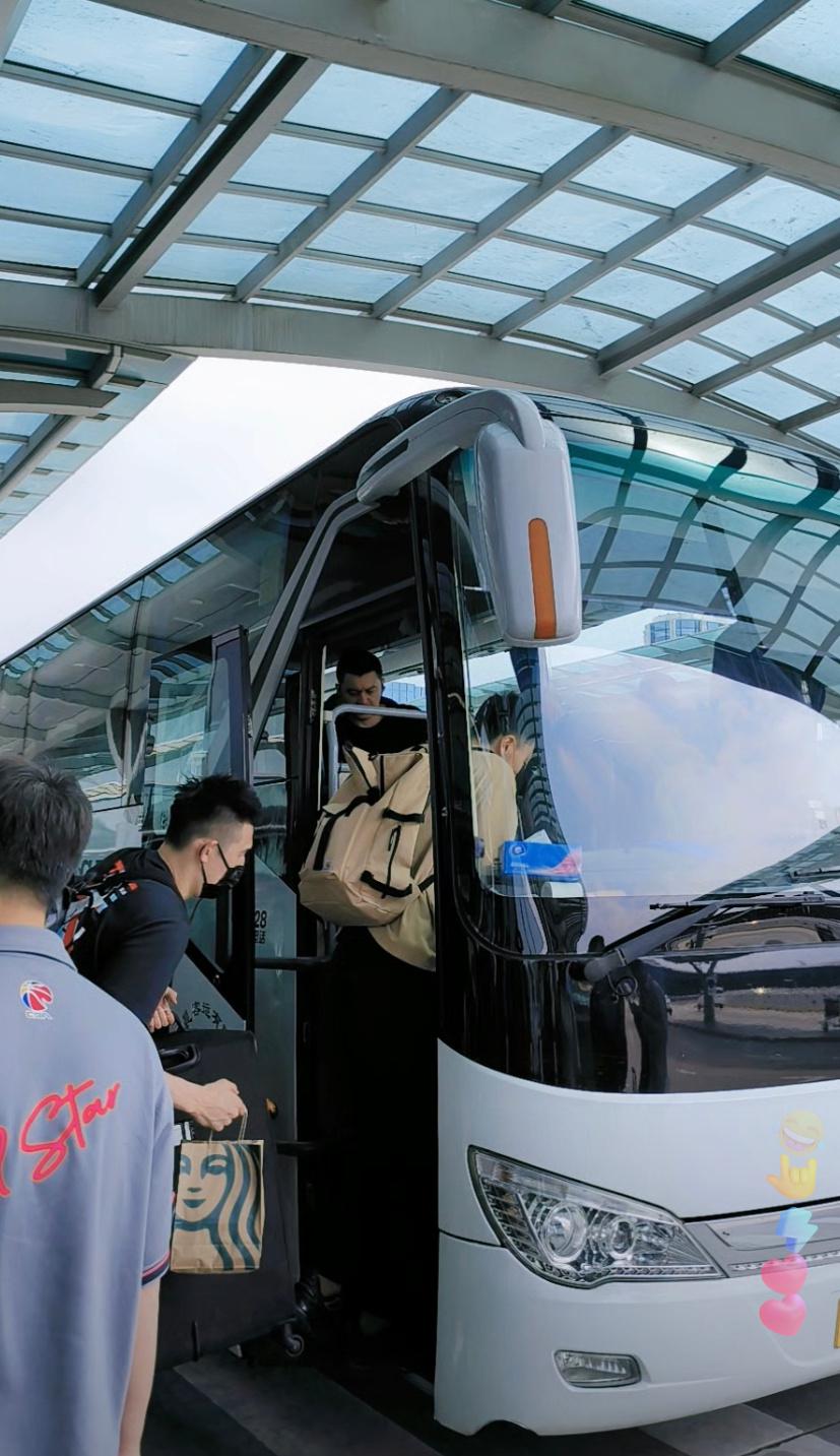 辽宁队抵达杭州萧山机场辽宁队球员在室外等了十几分钟，车才来，来了之后是一辆小巴士(1)
