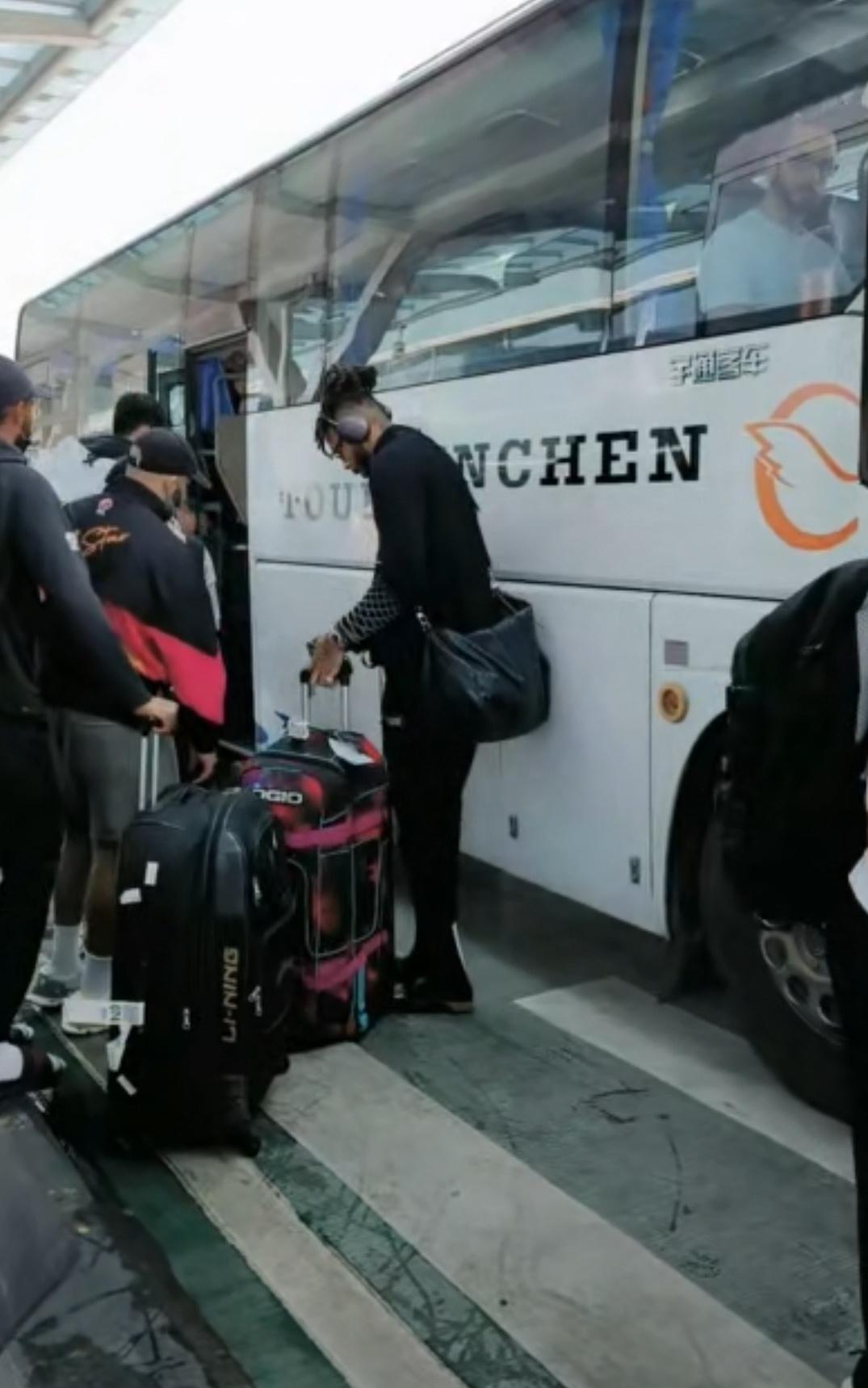 辽宁队抵达杭州萧山机场辽宁队球员在室外等了十几分钟，车才来，来了之后是一辆小巴士(2)