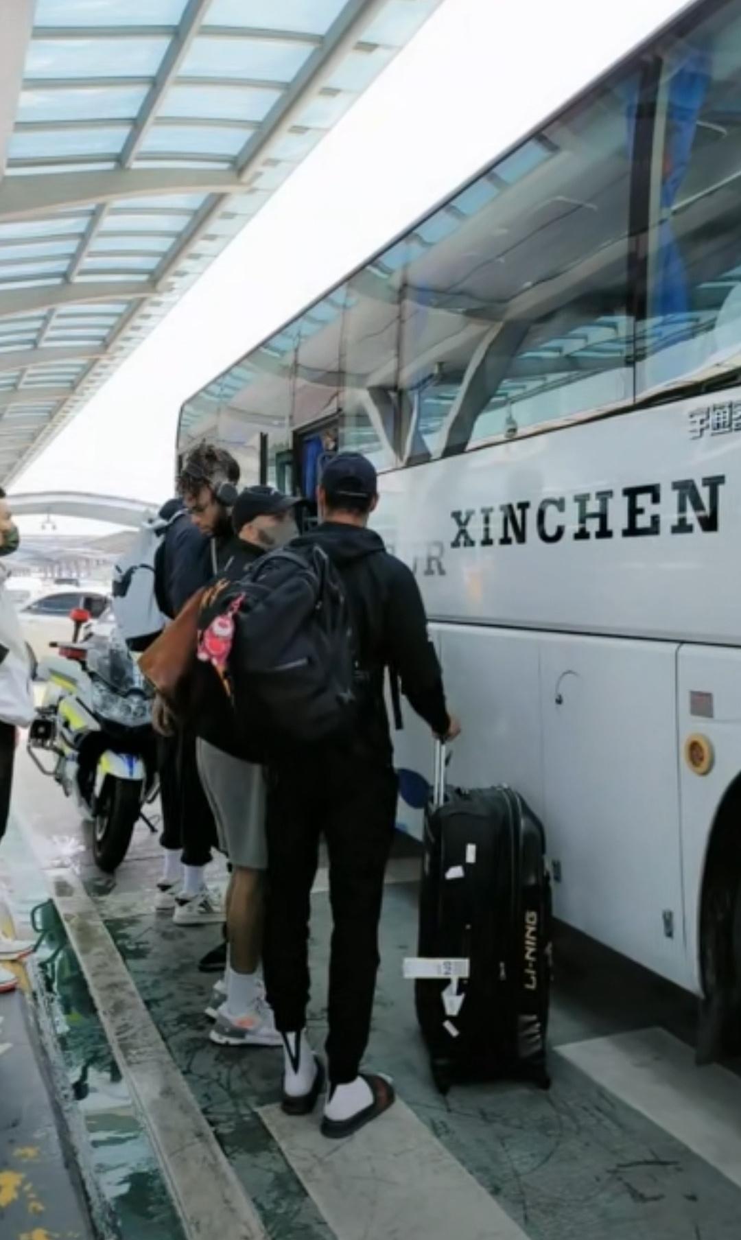 辽宁队抵达杭州萧山机场辽宁队球员在室外等了十几分钟，车才来，来了之后是一辆小巴士(3)