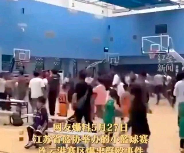江苏举办的小篮球赛上，因小球员碰撞引发双方家长群殴，场面混乱(1)