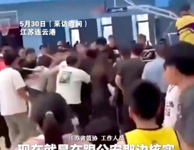 江苏举办的小篮球赛上，因小球员碰撞引发双方家长群殴，场面混乱(2)