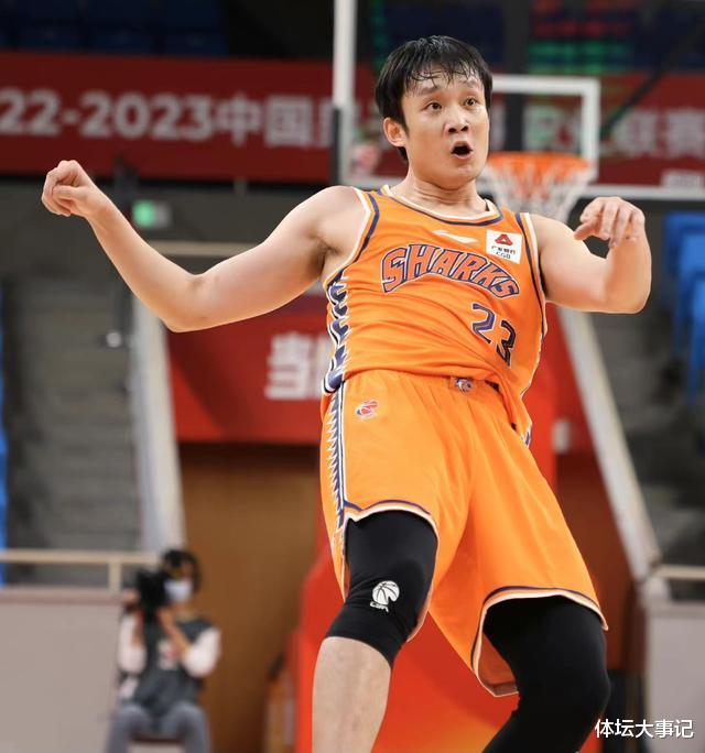 变天了！上海男篮放弃MVP，场均5.4分拖累李春江，下家是冠军队(1)