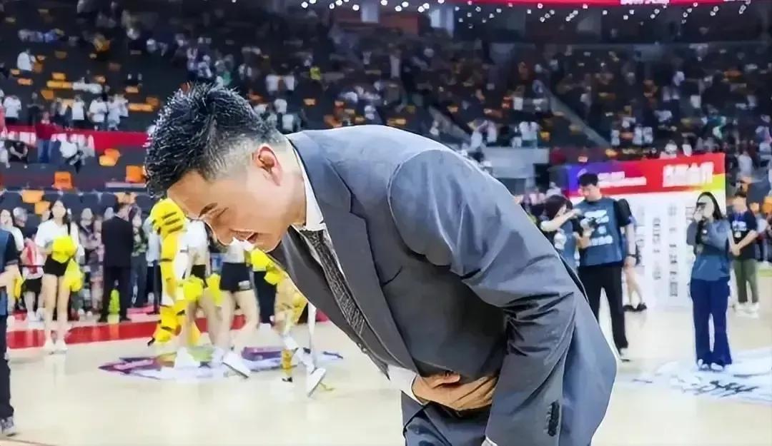 知名篮球媒体人大胡子体育爆料，广东宏远主教练杜锋已经拒绝了来自中国男篮国家队的邀(3)