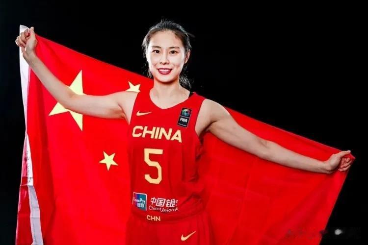 中国女篮第一后卫王思雨！
王思雨晒出了亚洲杯的定妆照，
从技术特点、打法风格来说(1)