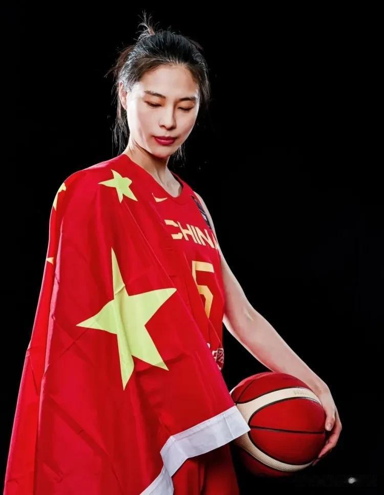 中国女篮第一后卫王思雨！
王思雨晒出了亚洲杯的定妆照，
从技术特点、打法风格来说(2)