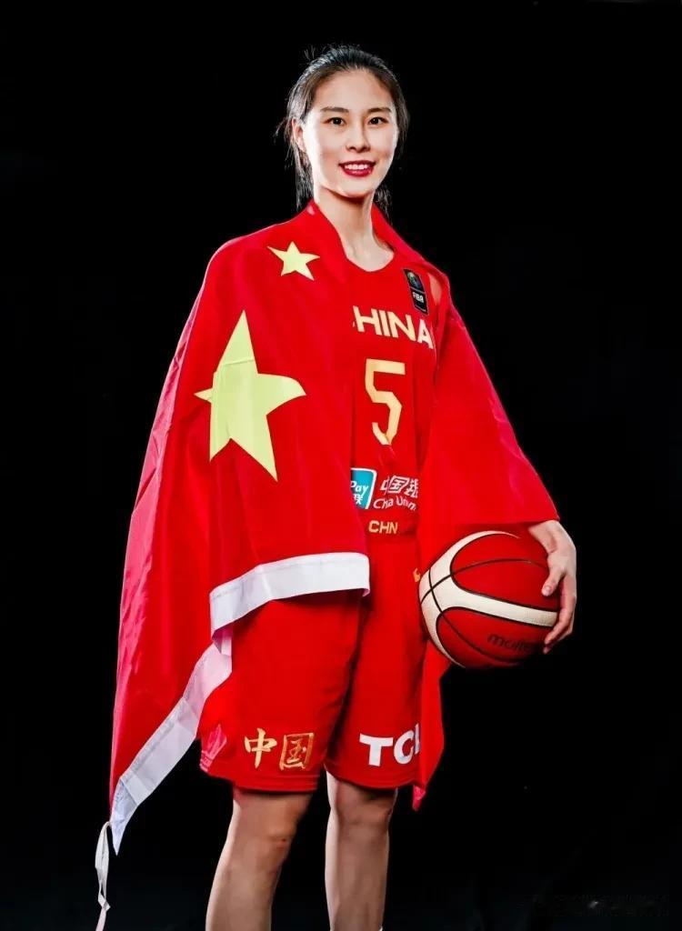 中国女篮第一后卫王思雨！
王思雨晒出了亚洲杯的定妆照，
从技术特点、打法风格来说(3)