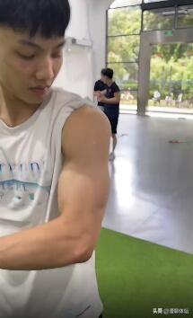 近日广东队晒出夏训视频，徐杰刻苦训练，变身肌肉男。他强壮了一圈，尤其那双手臂很少(1)
