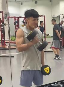 近日广东队晒出夏训视频，徐杰刻苦训练，变身肌肉男。他强壮了一圈，尤其那双手臂很少(2)