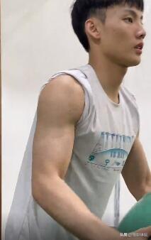 近日广东队晒出夏训视频，徐杰刻苦训练，变身肌肉男。他强壮了一圈，尤其那双手臂很少(3)