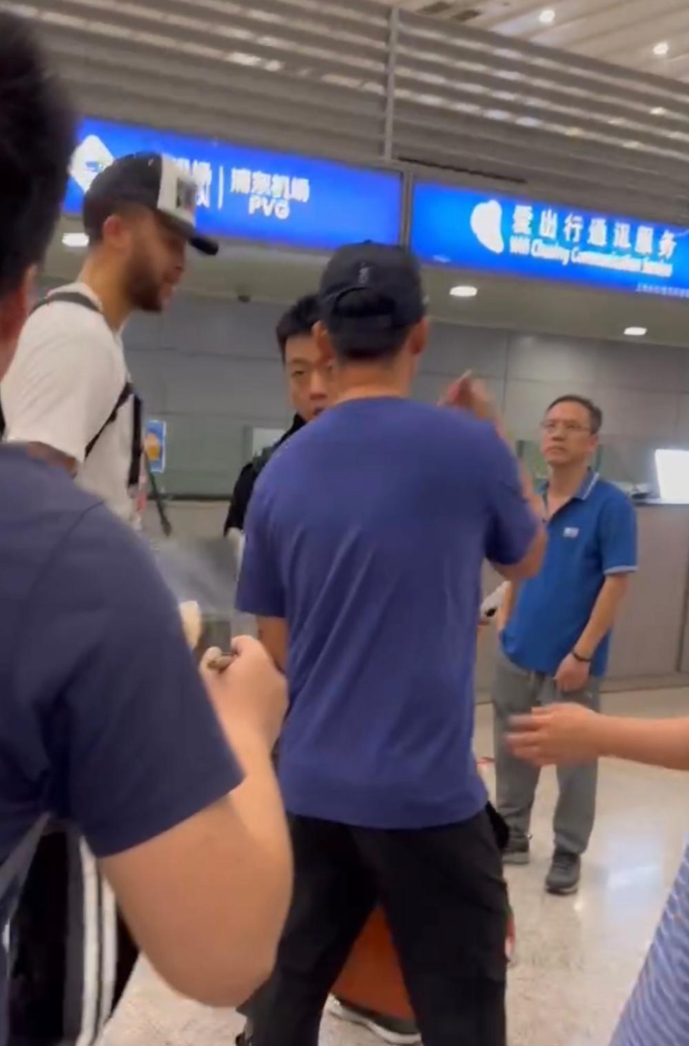 李凯尔现身上海机场，望眼欲穿的归化球员真的来了，姚明没说假话(2)