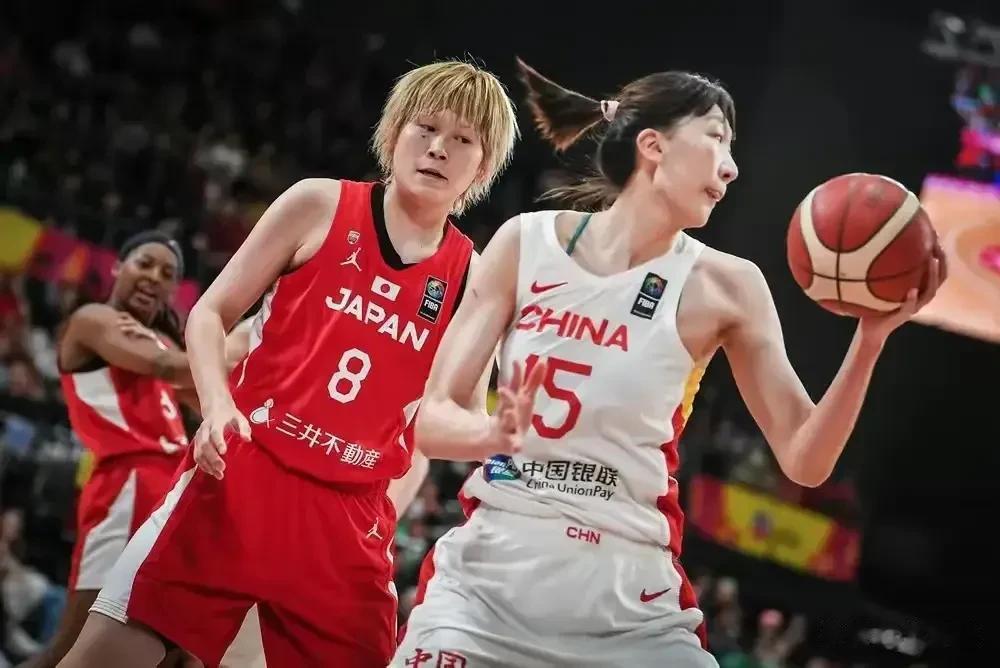 时势造英雄。中国女篮在本届亚洲杯多名主力缺阵、阵容不太完整的情况下，掀翻五连冠的(2)