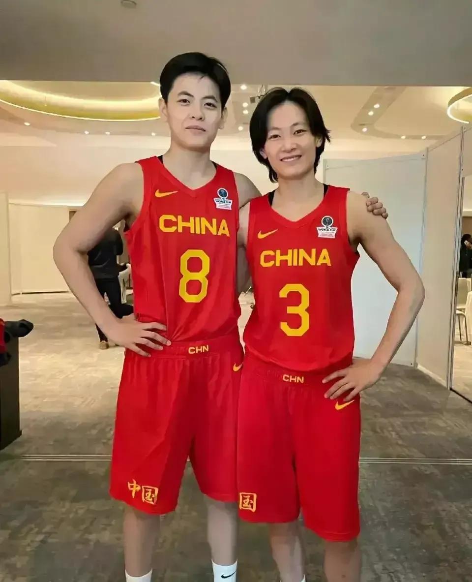 中国女篮12人点评：
1、高 颂 31岁， 身高 191CM ，体重 85KG，(5)